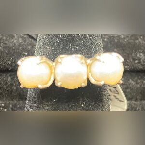 SILVER FANCY RICH LOOKING WOMEN 3 PEARL  RING SIZR 4.5